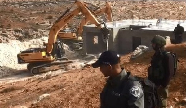 الاحتلال يهدم منزلا مأهولا شرق يطا جنوب ...
