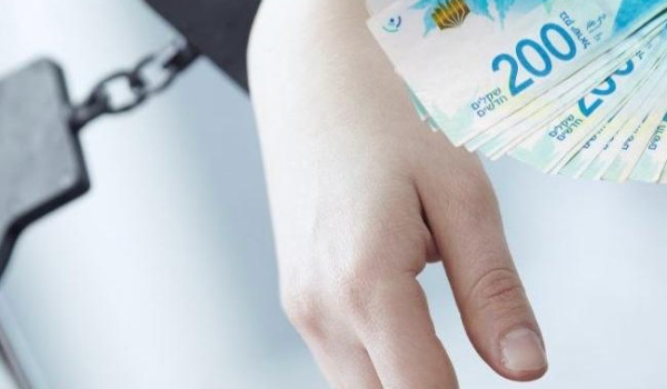 الشرطة: القبض على مُشتبه بها سرقت 200 أل...