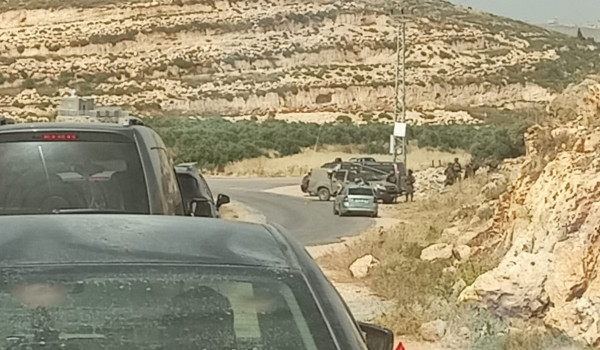 الاحتلال يغلق المدخل الغربي للمغير شرق ر...