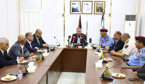 وزير الداخلية الأردني يتفقد جسر الملك حس...