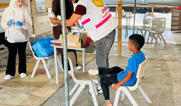 إصابة طفل برضوض إثر محاولة مستعمر دعسه ق...