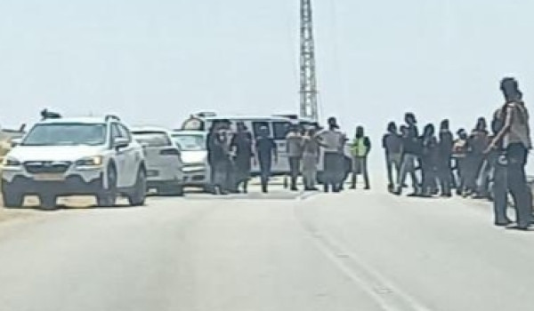 مستوطنون يغلقون طريق المعرجات ويهاجمون م...