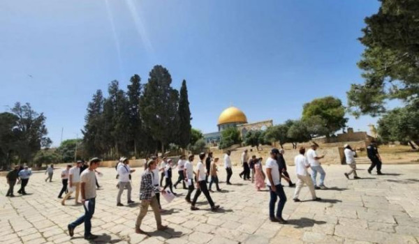 عشرات المستوطنين يقتحمون باحات الأقصى...