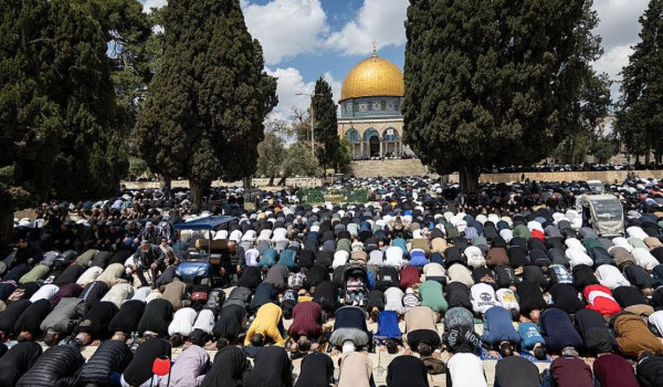 60 ألف مصل يحيون الجمعة في الأقصى وسط تش...