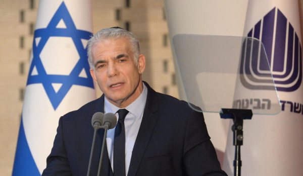 لبيد: اتفاقا لبنان وإيران يتعارضان ويدفع...