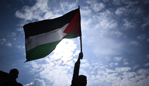 فرنسا وسلطنة عمان تؤكدان ضرورة إقامة دول...