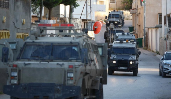 الاحتلال يحتجز مواطنين داخل منزل في سبسط...