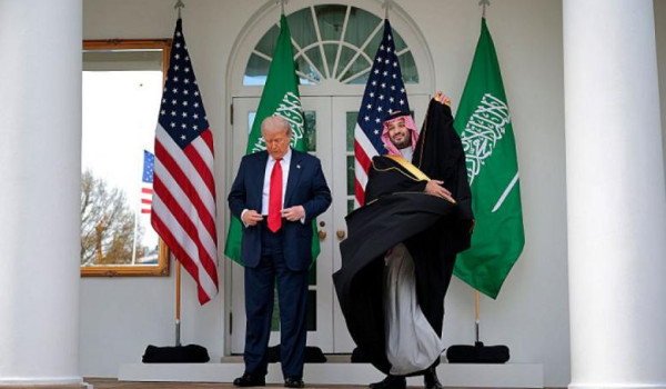 وول ستريت جورنال: ترامب لوّح بحرمان السع...
