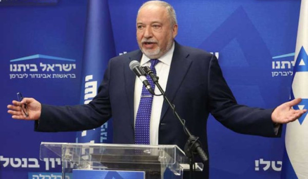 ليبرمان: زعم نتنياهو بامتلاك إيران قنبلة...