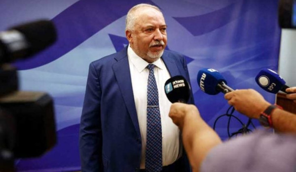 ليبرمان يهاجم حكومة نتنياهو ويحذر من نفا...