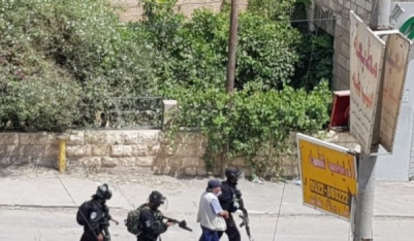 الاحتلال يعتقل أربعة عاملين في مكب نفايا...