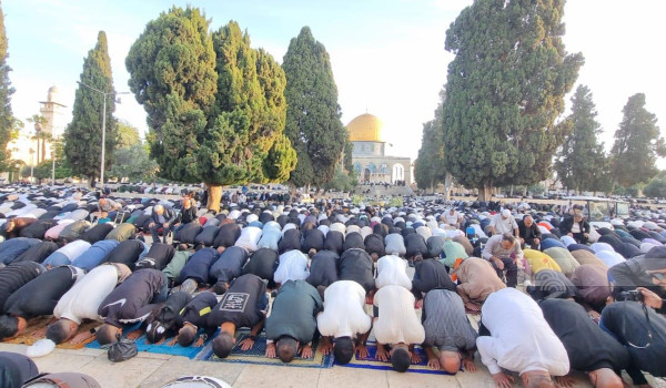 70 ألفا يؤدون صلاة الجمعة في المسجد الأق...