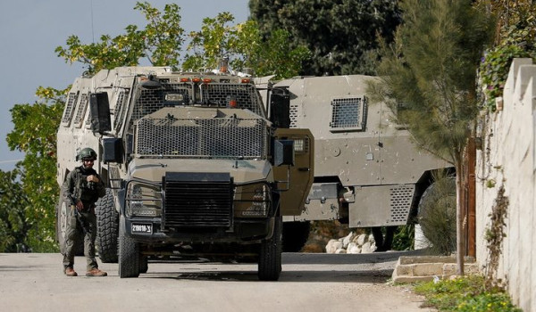 الاحتلال يداهم عدة منازل في يطا جنوب الخ...