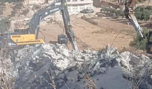 هدم مصنع وغرف زراعية وتجريف أراضٍ في بلد...