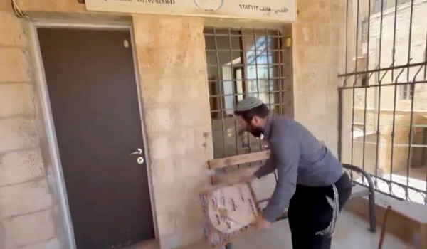 نائب إسرائيلي يقتحم مدرسة  في القدس ويتو...