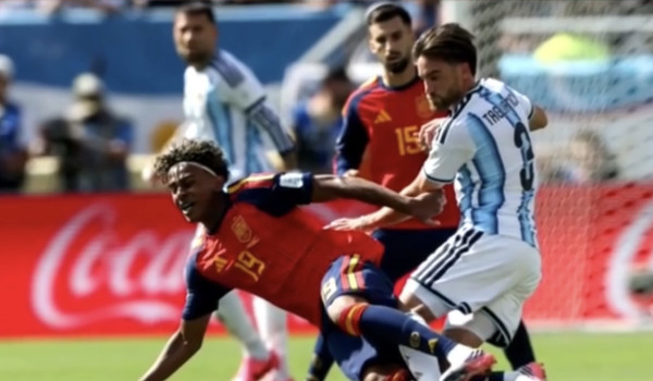إسبانيا تتلاعب بالأرجنتين وتتوج بكأس الع...