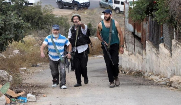 مستعمرون يجبرون عائلة فلسطينية على مغادر...