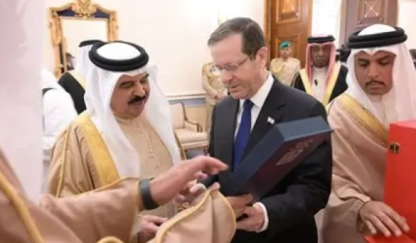 هرتسوغ يبحث مع ملك البحرين التطورات الإق...