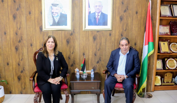 خلال لقائها مع المحافظ : وزيرة شؤون المر...