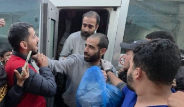 الصليب الأحمر: نقل 60 معتقلاً مفرجًا عنه...