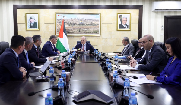 رئيس الوزراء يترأس اجتماعاً للجنة الخاصة...