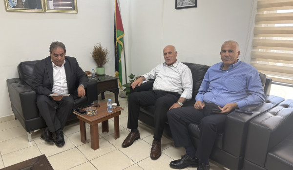 رئيس بلدية بتير يطلع المحافظ على  خطط تط...