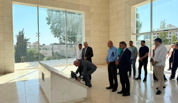 وضع إكليل زهور على ضريح الرئيس ياسر عرفا...