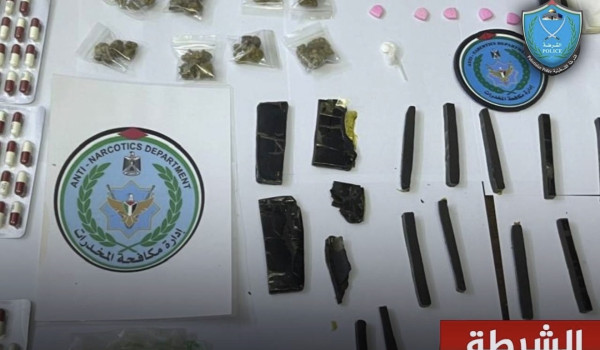 الشرطة تضبط ١٠٠ حبة مواد مخدرة وتقبض على...