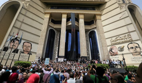 نقابة الصحافيين المصريين تحقق في واقعة ا...