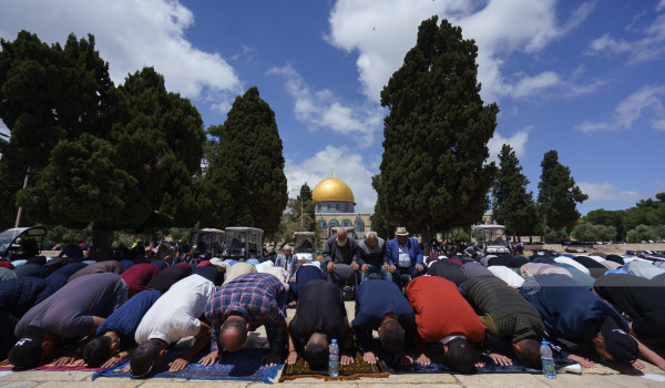 70 ألفا يؤدون صلاة الجمعة في المسجد الأق...