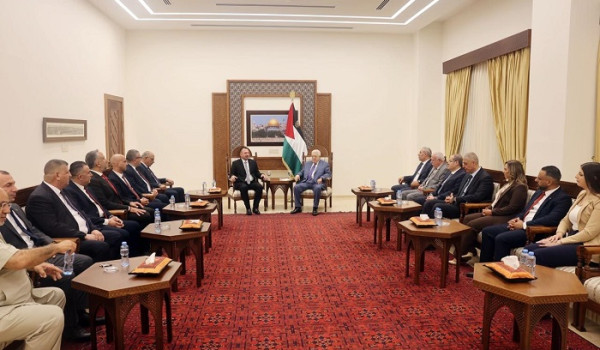 الرئيس يستقبل مجلس بلدية بيت لحم ويؤكد ا...