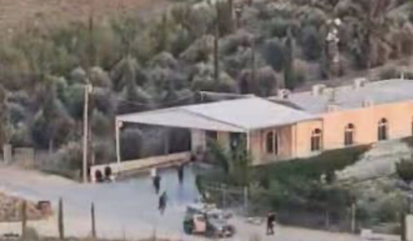 المستوطنون يهاجمون مسجدا في بلدة إذنا غر...