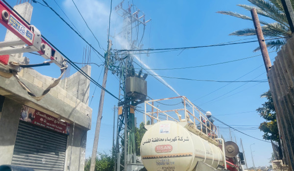استعداداً للشتاء : كهرباء القدس تغسل شبك...