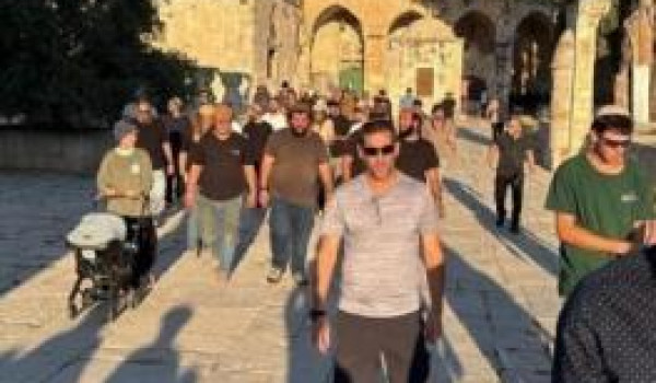 عشرات المستوطنين يقتحمون الأقصى ويؤدون ط...