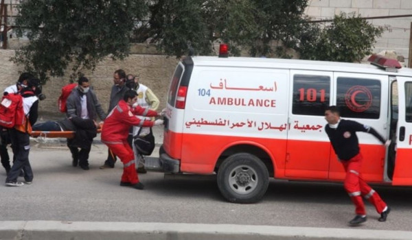 إصابة شاب بشظايا رصاص الاحتلال واعتقال خ...