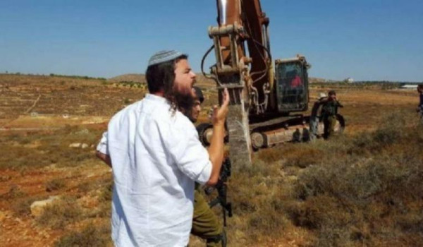 مستعمرون يجرفون أراضي في قرية سالم شرق ن...
