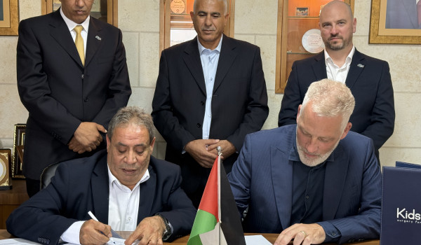 ابو عليا وقع الاتفاقية لاقامتها بمشفى بي...