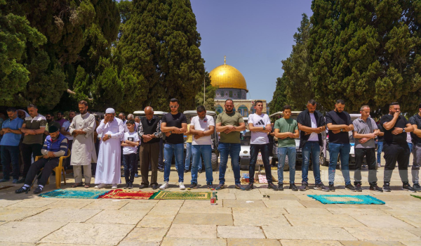 70 ألفا يؤدون الجمعة في المسجد الأقصى رغ...