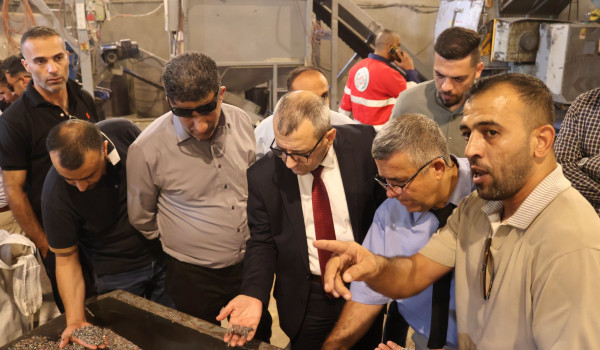 بحث إجراءات لمعالجة التلوث في الخليل مع ...