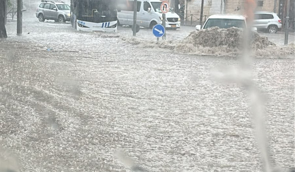 الشرطة تحذر السائقين من مخاطر القيادة أث...