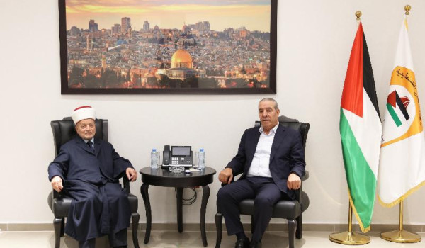 الشيخ يبحث مع المفتي العام التطورات بالأ...