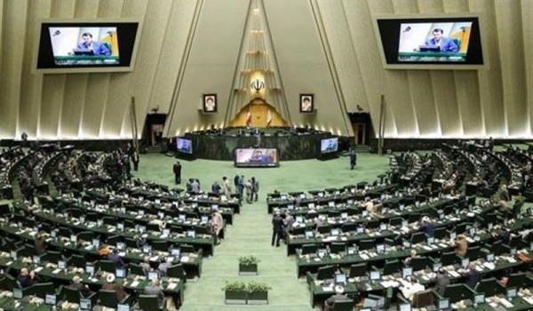 البرلمان الإيراني يقرّ مشروع قانون يجرّم...