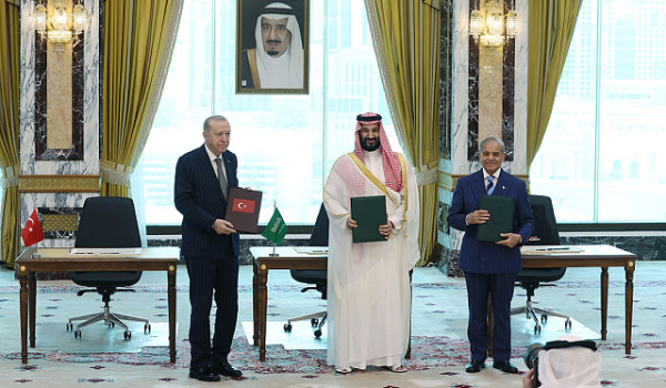 ترامب يرحب بالاتفاق الدفاعي بين السعودية...