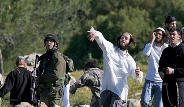 مستعمرون يجبرون المواطنين على مغادرة الم...