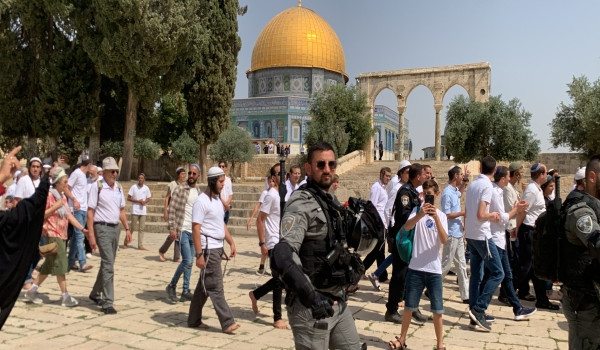 عشرات المستعمرين يقتحمون المسجد الأقصى...