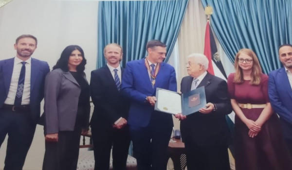 الرئيس يقلد ممثل الاتحاد الأوروبي لدى فل...