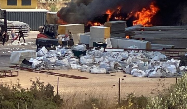 مستعمرون يحرقون أجزاء من مصنع في عين سين...