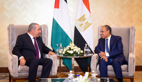 الشيخ يبحث مع وزير الخارجية المصري الأوض...