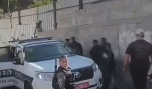 الاحتلال يعتقل وزير القدس ويصادر اموال م...