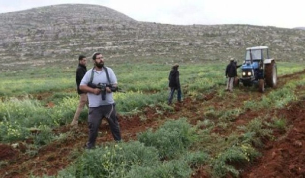 مستعمرون يخلعون ويسرقون بوابات أراض زراع...